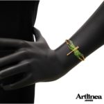 Foto da prendere come riferimento per le dimensioni del gioiello. Il colore del metallo o delle pietre dell’oggetto in foto potrebbe non corrispondere con la versione selezionata.