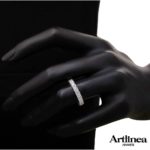 Foto da prendere come riferimento per le dimensioni del gioiello. Il colore del metallo o delle pietre dell’oggetto in foto potrebbe non corrispondere con la versione selezionata.