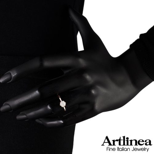 Foto da prendere come riferimento per le dimensioni del gioiello. Il colore del metallo o delle pietre dell’oggetto in foto potrebbe non corrispondere con la versione selezionata.