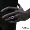 Foto da prendere come riferimento per le dimensioni del gioiello. Il colore del metallo o delle pietre dell’oggetto in foto potrebbe non corrispondere con la versione selezionata.