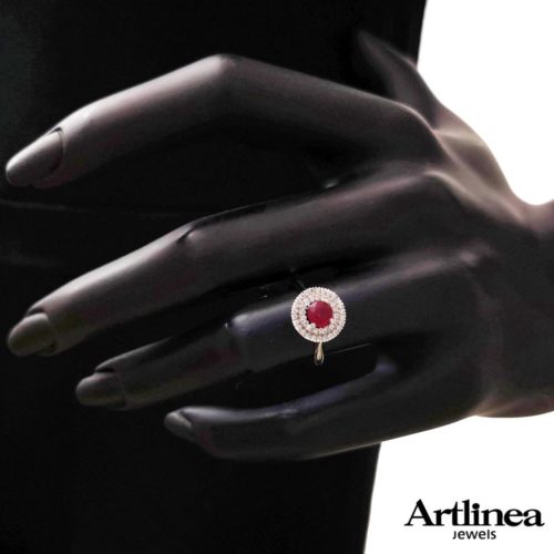 Foto da prendere come riferimento per le dimensioni del gioiello. Il colore del metallo o delle pietre dell’oggetto in foto potrebbe non corrispondere con la versione selezionata.