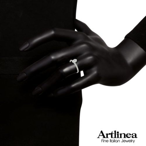 Foto da prendere come riferimento per le dimensioni del gioiello. Il colore del metallo o delle pietre dell’oggetto in foto potrebbe non corrispondere con la versione selezionata.