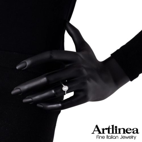 Foto da prendere come riferimento per le dimensioni del gioiello. Il colore del metallo o delle pietre dell’oggetto in foto potrebbe non corrispondere con la versione selezionata.